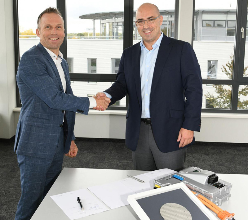 CEO of Cree shakes hands with head of the ZF E-Mobility Division for business cooperation